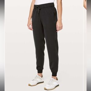 Lululemon On the Fly jogger